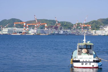 Nakliye limanında çalışan vinçlerin deniz manzarası