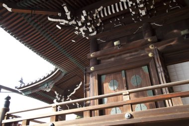 Güzel antik Japon tapınağının manzaralı görüntüsü.