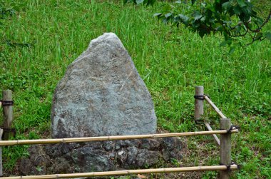 Tahta çitlerle çevrili büyük bir taş.