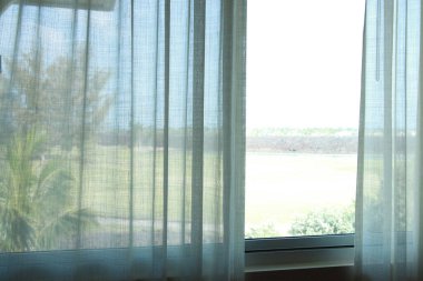 Penceresi perdeli ve penceresi çok güzel.