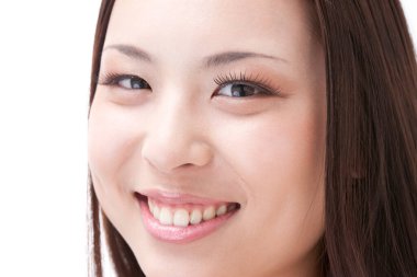 Genç ve güzel Japon kadın gülümsüyor.