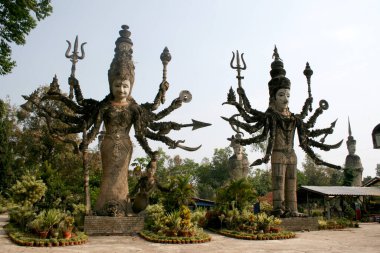 Buda heykeli Bali Endonezya 'daki tapınağın girişinde. Bali dünyanın en önemli yerlerinden biridir..