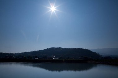 Dağlarda gölü olan güzel bir manzara.  
