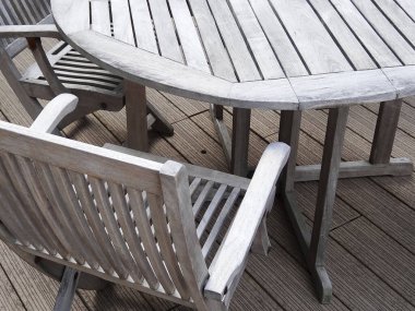 Sandalyeli ahşap masa, kapat.