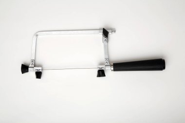 Metal işleme testeresi siyah saplı beyaz arka planda yalan söylüyor