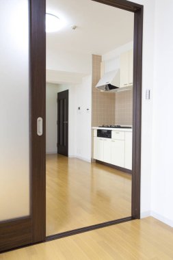 Modern mutfağı ve evi olan boş bir oda.