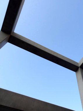 Temiz mavi gökyüzüne karşı kentteki modern yapı detayları