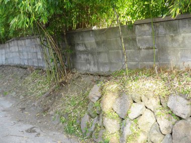 Güneş ışığı beton duvara çarpıyor.