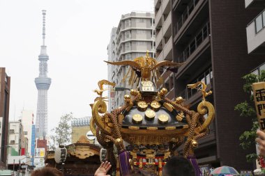 İnsanlar Tokyo, Japonya 'da düzenlenen geleneksel Kanda Matsuri festivaline katılıyor                 