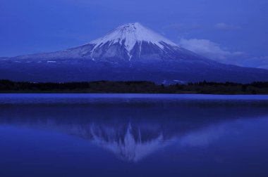 Fuji dağı, Japonya, kar altında. 