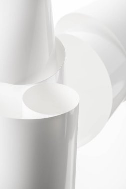 Düzenleme sırasında üst üste binen üç beyaz silindirik şekil