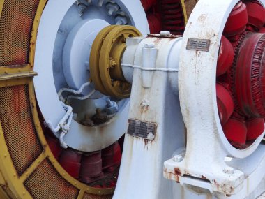 Paslı endüstriyel makineleri ve metal bileşenleri gösteren yakın plan.