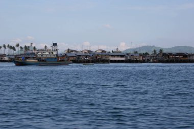 Deniz suyundaki geminin manzarası