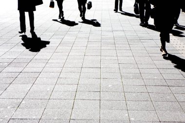 Şehirde yürüyen insanların siyah beyaz görüntüleri..