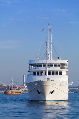 Rıhtımda yolcu gemisi