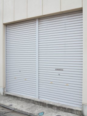 Deponun garajındaki beyaz kapı.