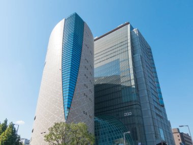 Şehrin dışındaki modern binalar 