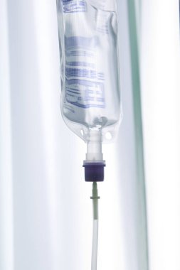 Vitamin serumu, damar içi, salin damlası hastane odası tıbbi konseptini ayarlayın.