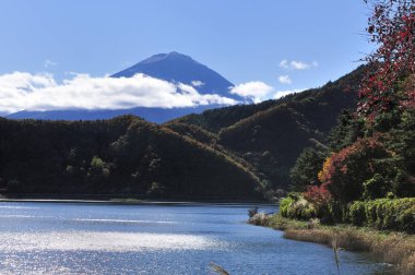 Dağlarda gölü olan güzel dağ manzarası