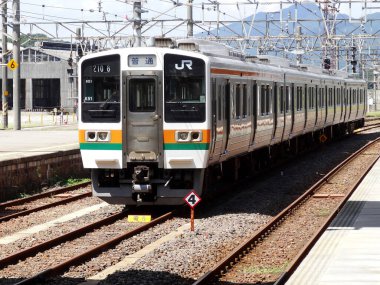 Tren istasyondaki tren raylarında ilerliyor.