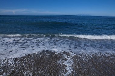Dalgalı mavi deniz suyu manzarası       