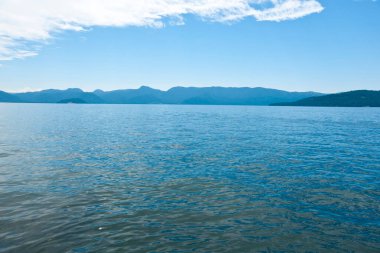 deniz, mavi gökyüzü ve dağ kayalıkları 