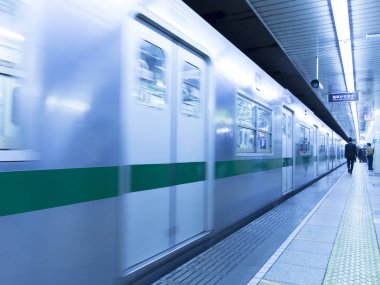 Japonya 'da kapısı kapalı metro treni, toplu taşıma.
