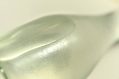 Beyaz yüzeydeki cam su şişesini kapat. 