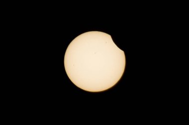 Karanlık arkaplanda güneş tutulmasının güzel manzarası                    