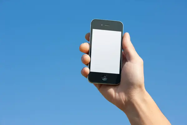 Ritagliato Colpo Persona Possesso Smartphone Con Schermo Vuoto Sfondo Cielo — Foto Stock