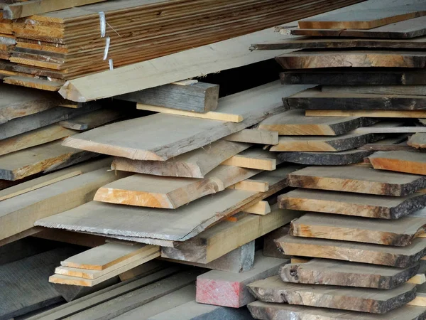 Fabrikadaki tahta yığınlarının yakın plan görüntüsü.