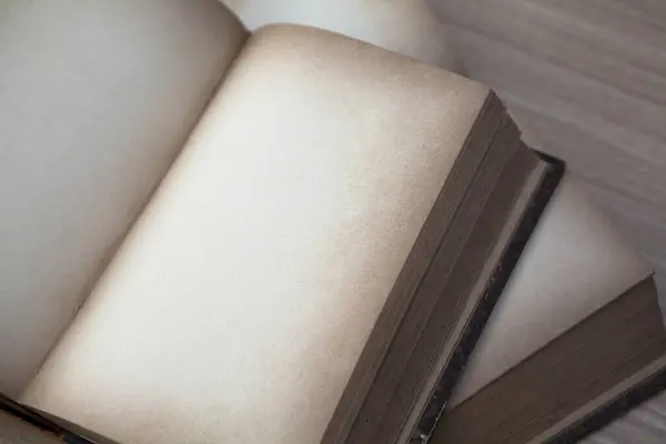 Закрыть Старую Книгу Деревянном Столе — стоковое фото