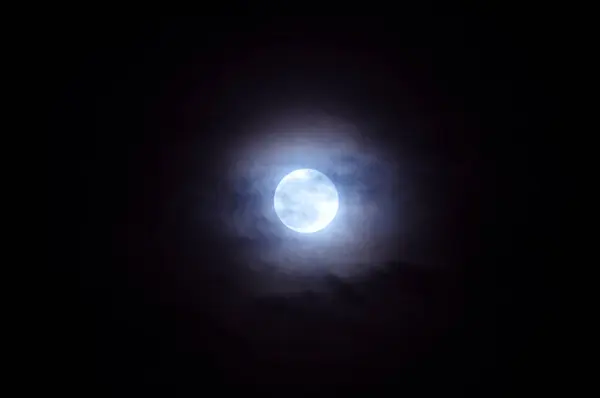 夜空中的月亮云 — 图库照片