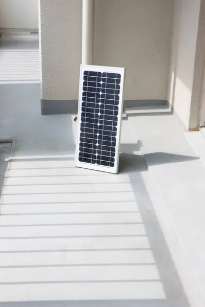 阳台上的太阳能电池板 — 图库照片