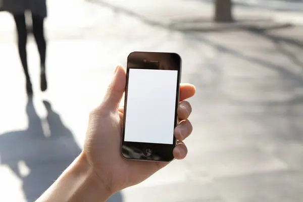 Ritagliato Colpo Persona Possesso Smartphone Con Schermo Bianco Sfondo Sfocato — Foto Stock