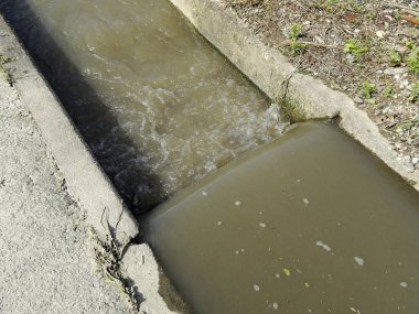 Su kanalizasyona akıyor, görüntüyü kapat. 