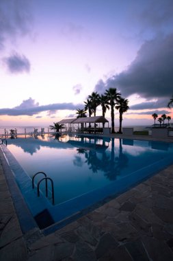 Yüzme havuzlu tropikal deniz tatil köyünün akşam manzarası