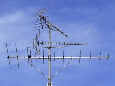 Mavi gökyüzü arkaplanına karşı televizyon anteni