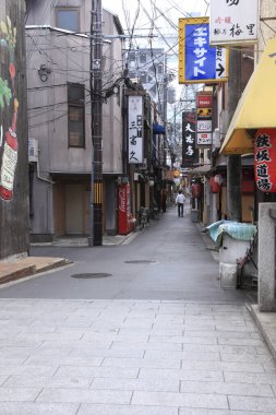 Modern Japon mimarisi olan bir şehrin gündüz fotoğrafı..