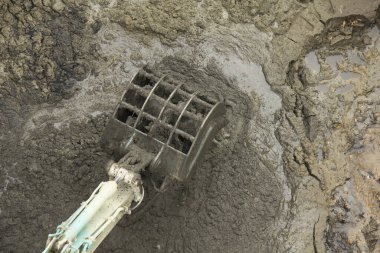 Arkaplanda inşaat için beton temel, kapat