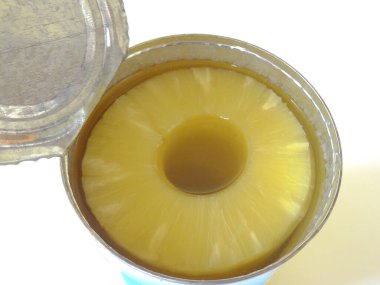 Konserve ananas beyaz arkaplanı kapatır  