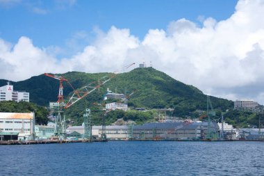 Büyük vinçler yüklemeye hazır.