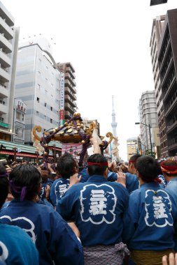 İnsanlar Tokyo, Japonya 'da düzenlenen geleneksel Kanda Matsuri festivaline katılıyor                 