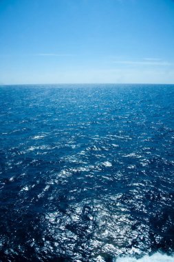 Mavi okyanus suyunun güzel manzarası      