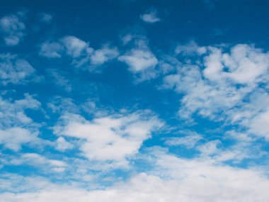 Beyaz bulutlu mavi gökyüzü doğal arkaplan 