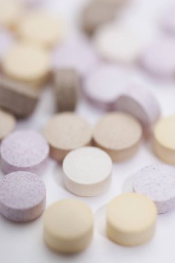 Beyaz bir arka planda tabletleri