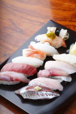 Beyaz tabakta taze ve lezzetli suşi..