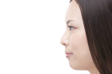 Beyaz arka planda izole edilmiş güzel bir Japon kadının portresi. 