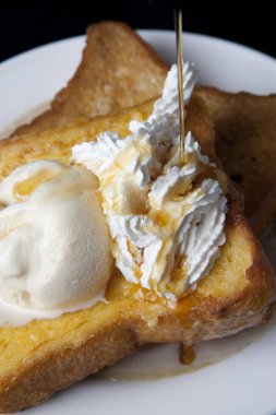 Kremalı tatlı krep, lezzetli tatlı. 