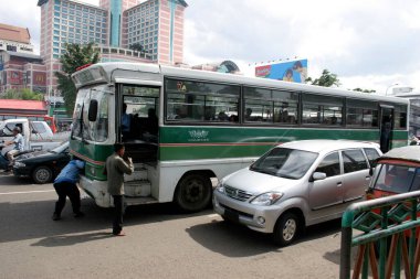 Otobüslerin ve arabaların manevra yaptığı işlek bir sokak.